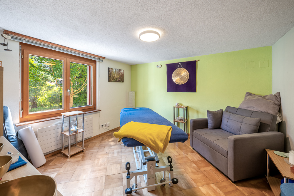 Behandlungs- bzw. Fitnessraum mit Fenster