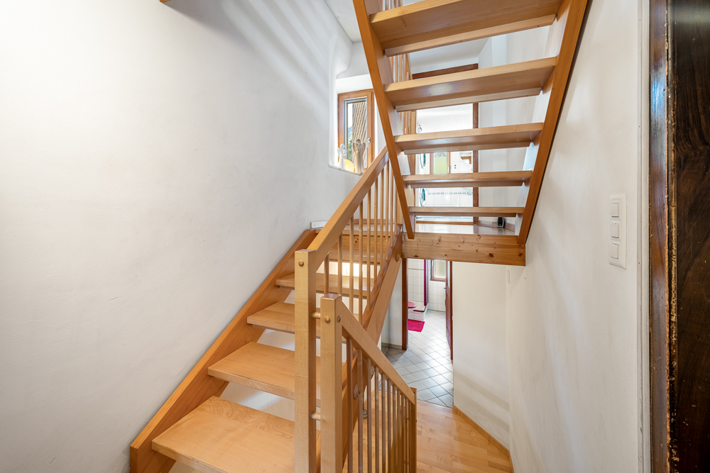 Treppenhaus mit Holztreppe