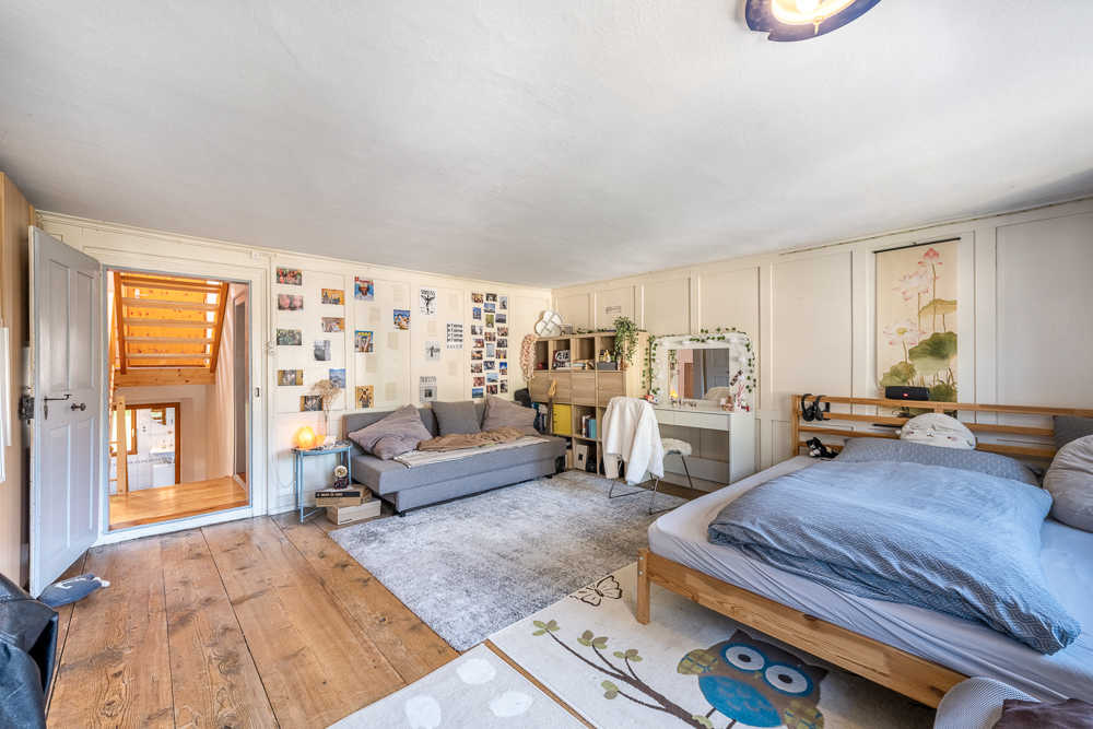 Gemütliches Schlafzimmer mit Arbeitsplatz