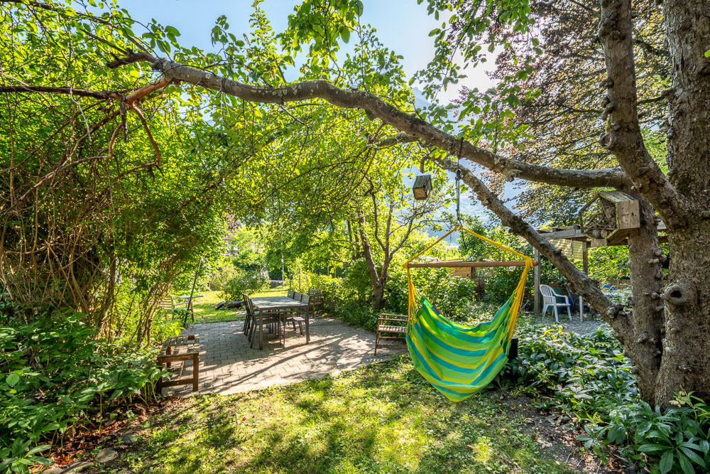 Garten mit Sitzbereich und Hängematte