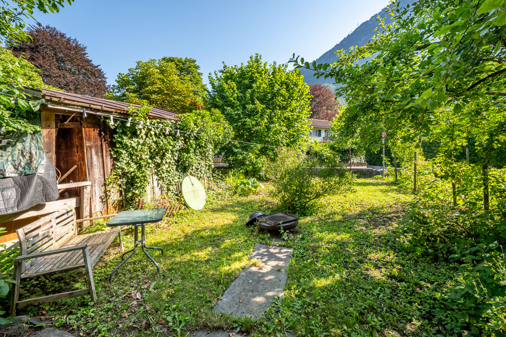 Garten mit Schuppen und Sitzbereich