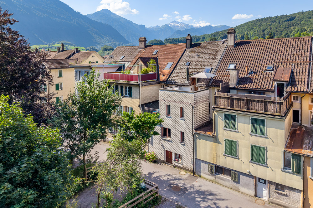 Stadtblick auf Wohnhäuser mit Bergkulisse