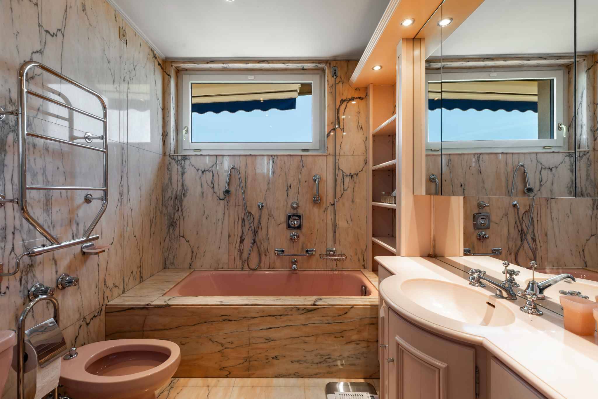 Luxuriöses Badezimmer mit Marmoroptik und Badewanne
