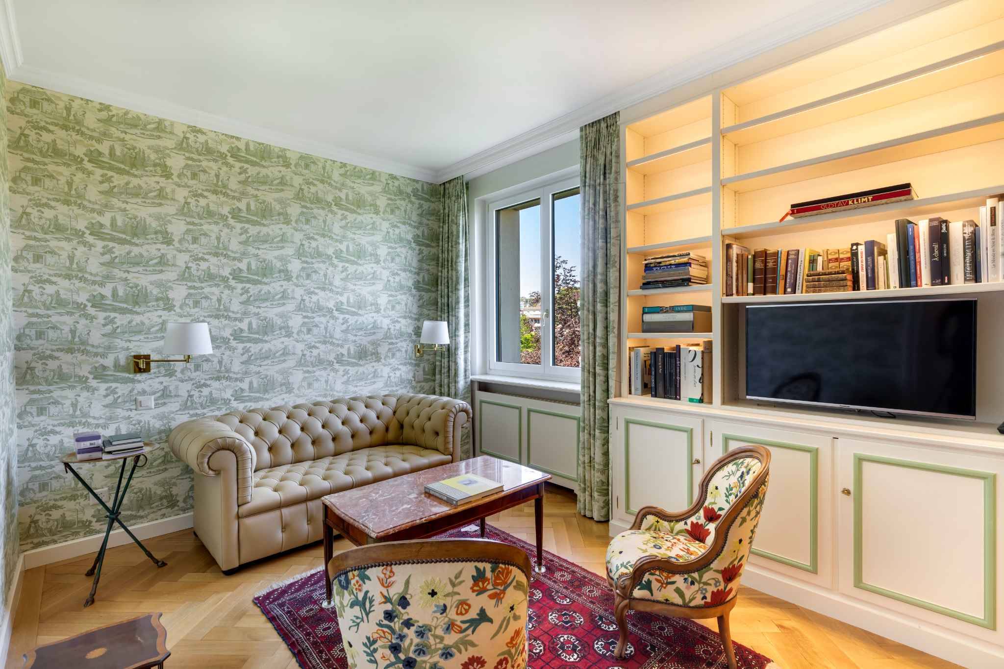 Elegantes Wohnzimmer mit Bücherwand