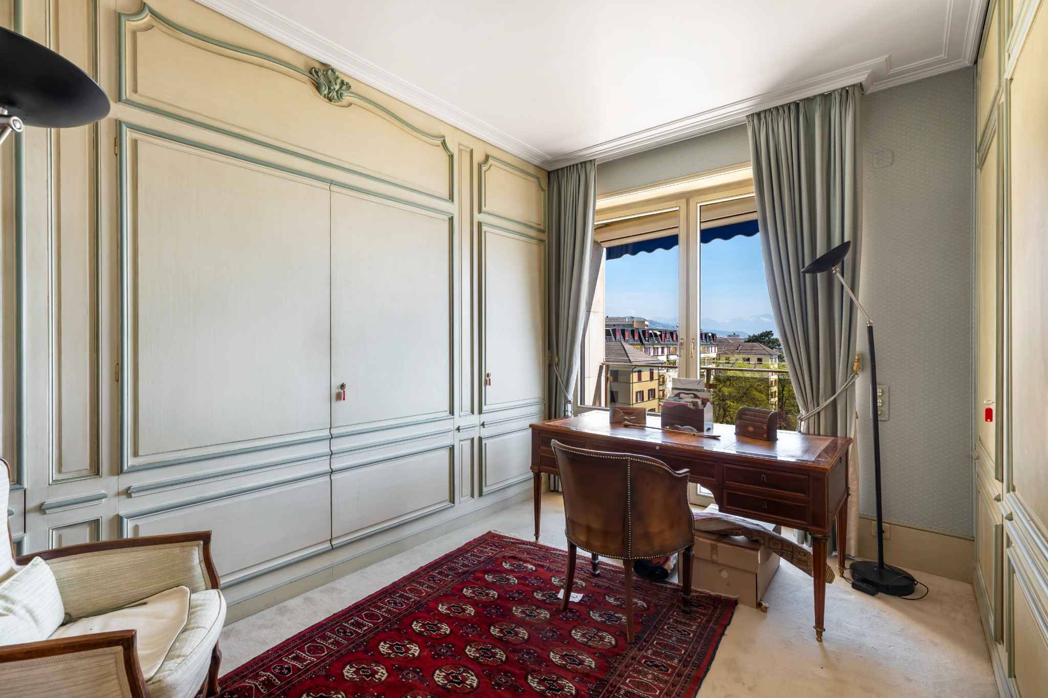 Klassisches Arbeitszimmer mit Balkonblick