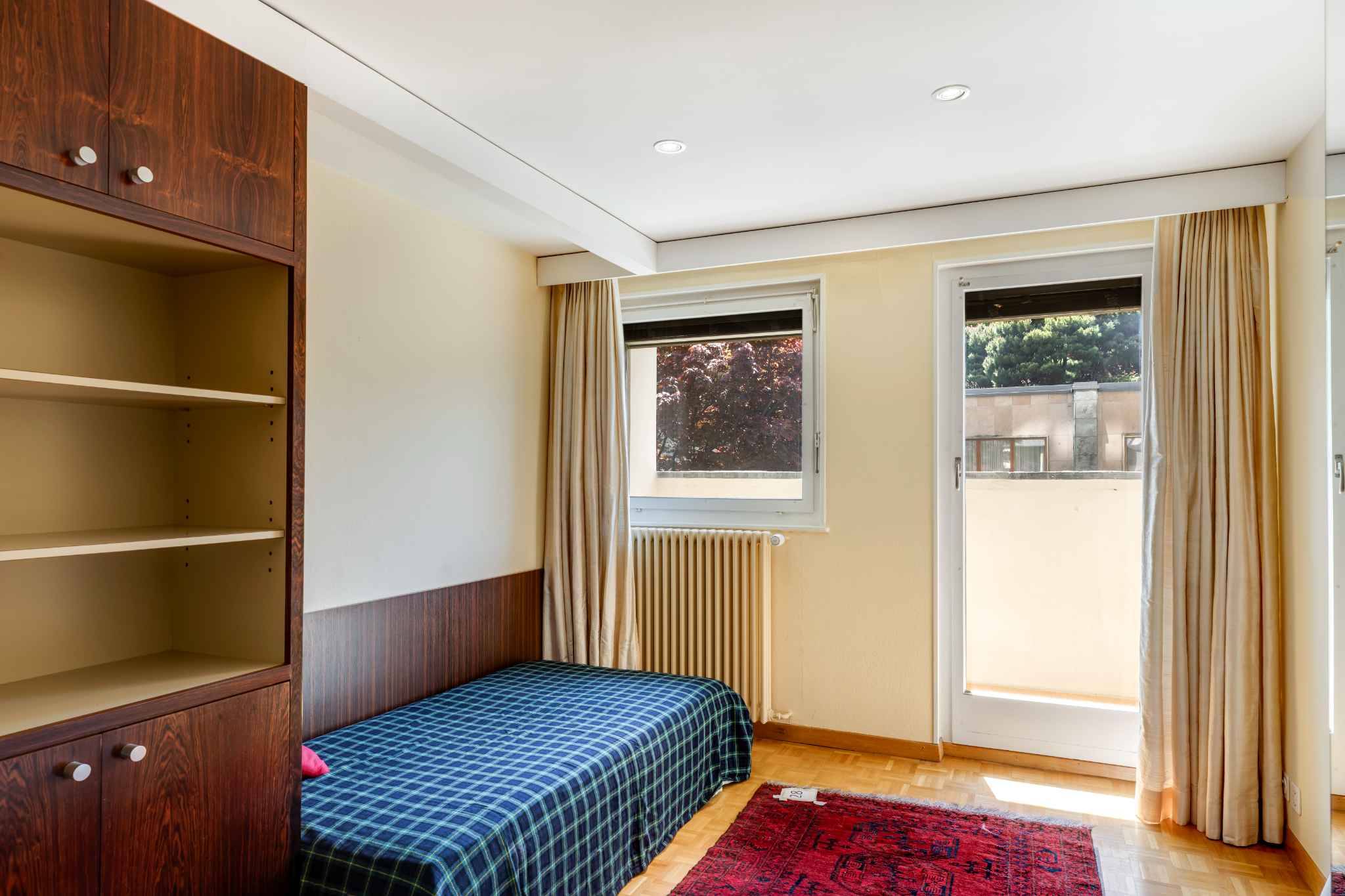 Helles Schlafzimmer mit Einbauschrank und Balkonzugang