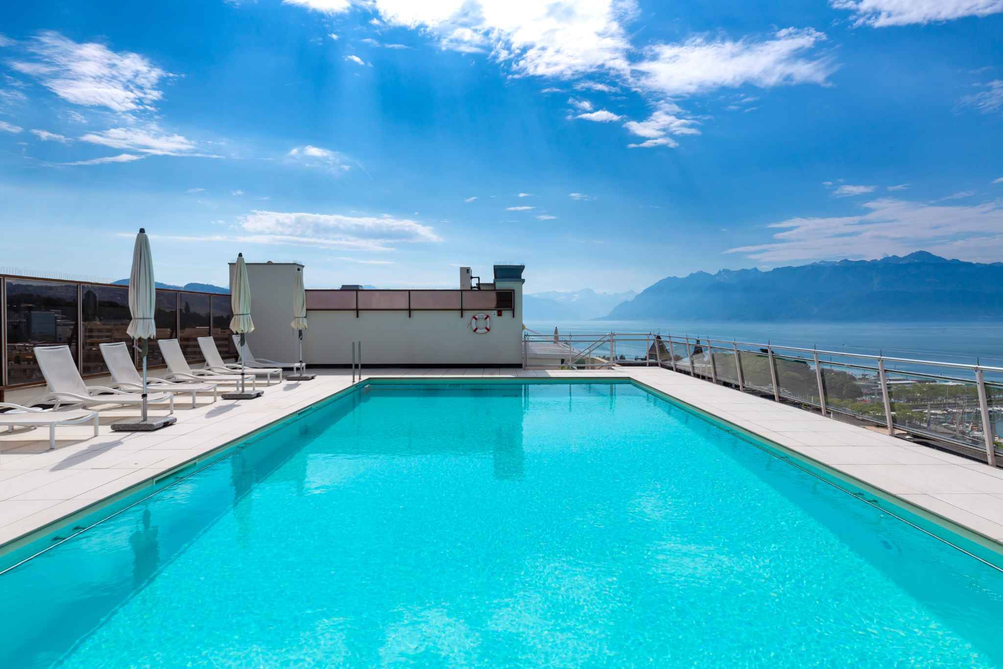 Dachterrasse mit Pool und Panoramablick