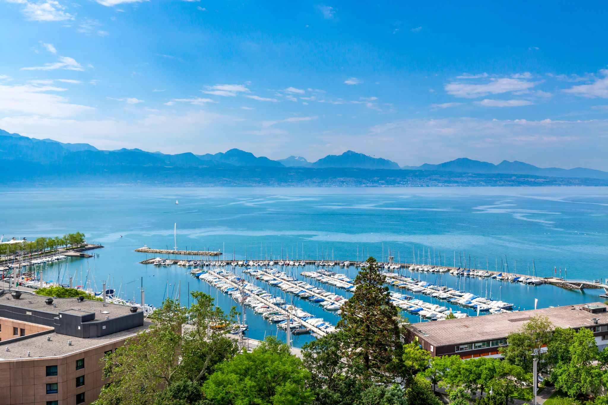 Hafenblick auf See und Berge