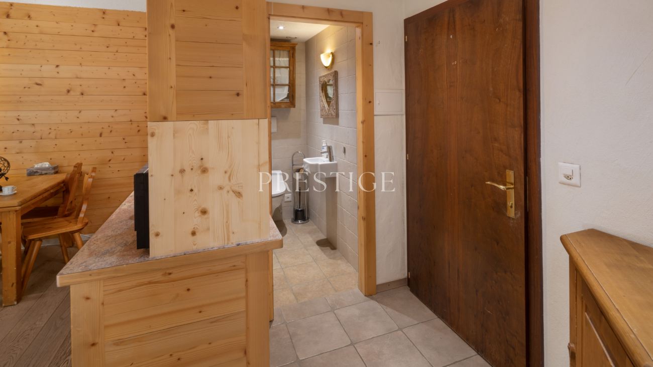 Holzgetäfelter Wohnbereich mit offenem Badblick