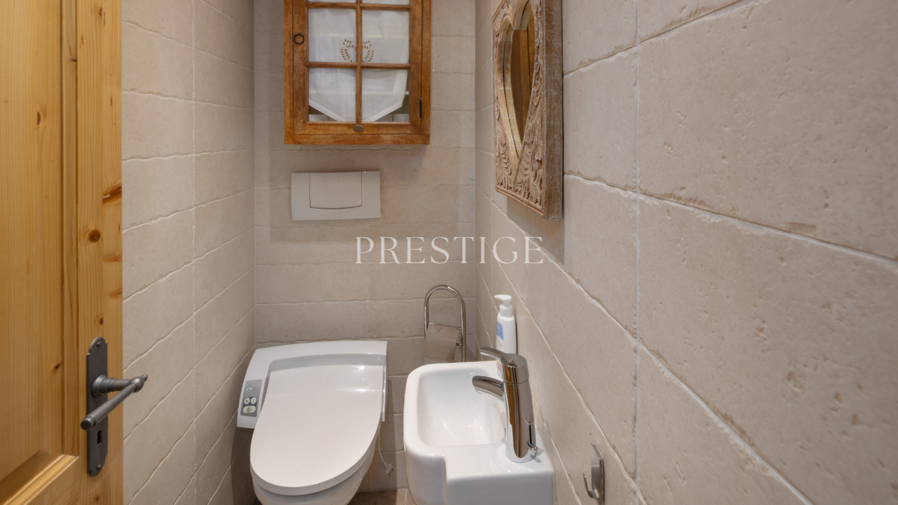 Gäste-WC mit Natursteinoptik und Holzdetails