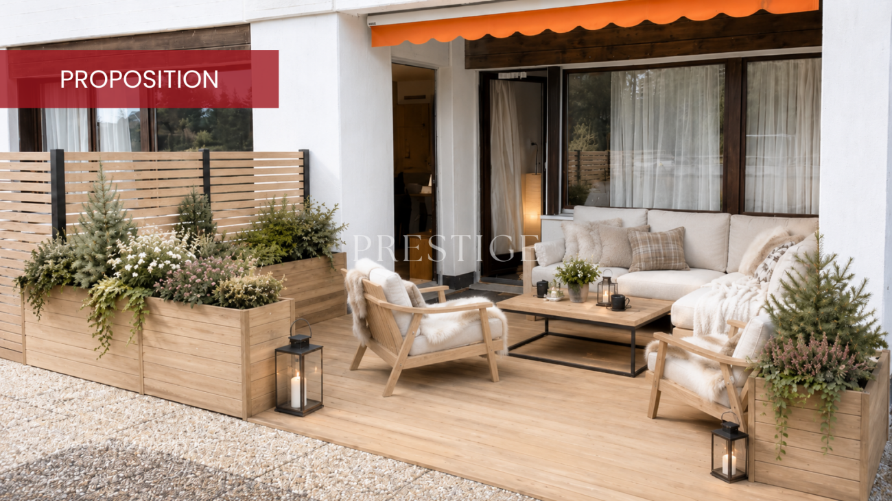 Terrasse mit Lounge-Möbeln und Pflanzkübeln