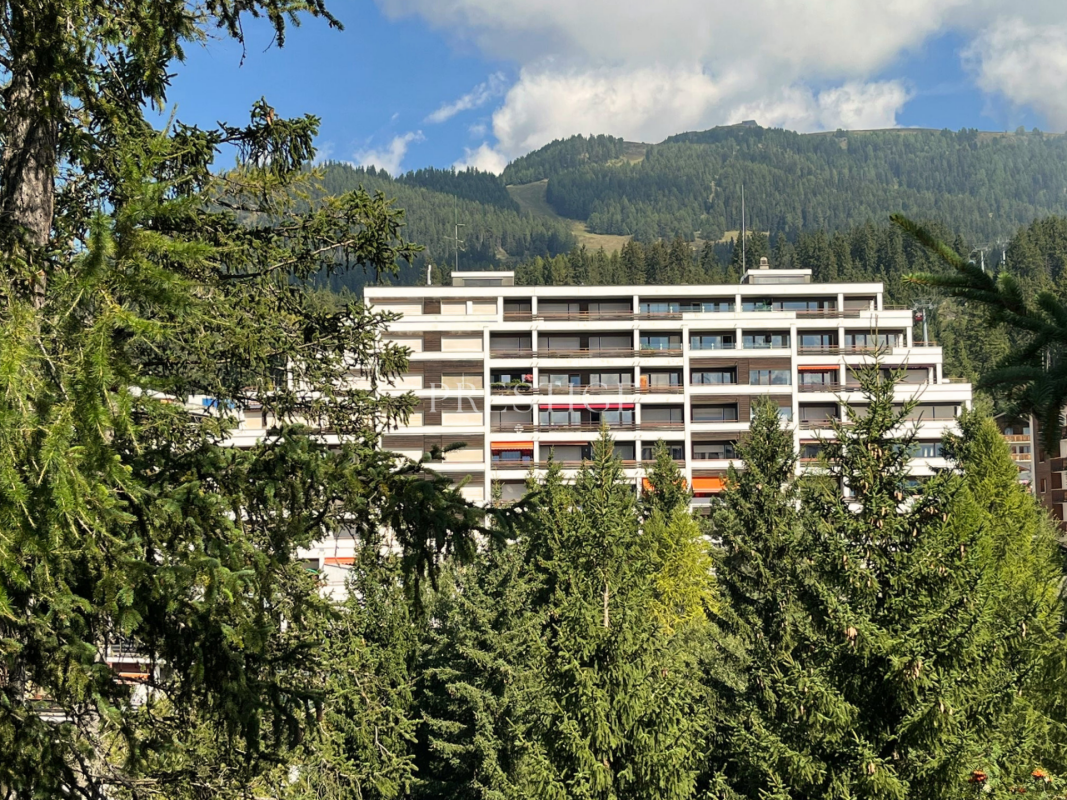 Außenansicht eines modernen Wohngebäudes mit Bergkulisse