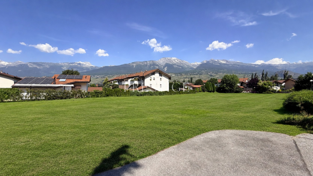 Weitläufiger Garten mit Bergpanorama