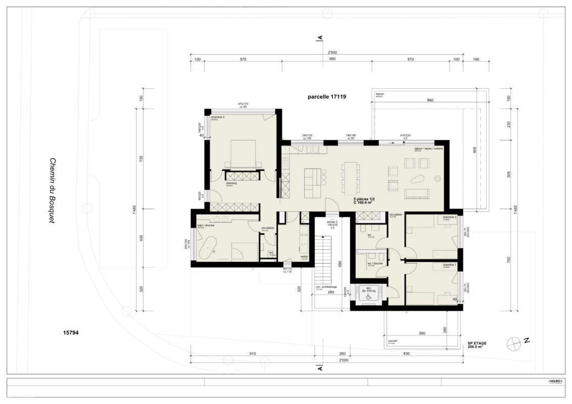 Grundriss einer Etage mit mehreren Zimmern, Balkon und Erschließungsflächen