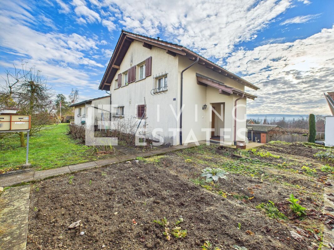 Einfamilienhaus mit Gartenansicht