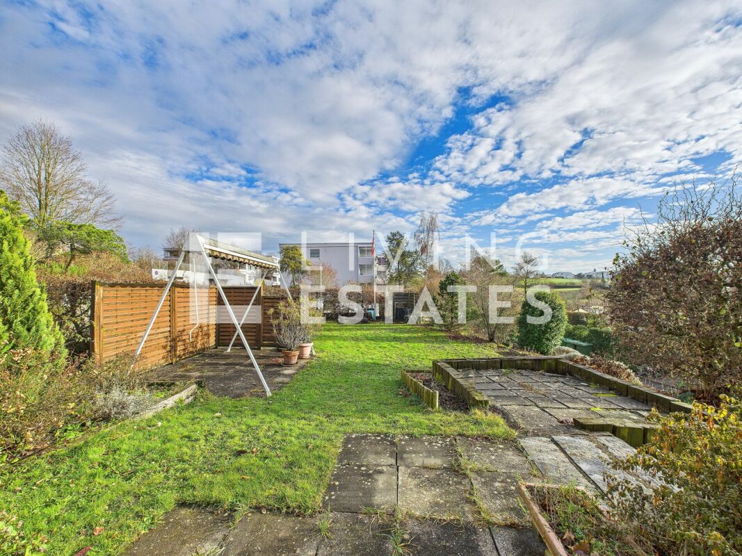 Garten mit Terrasse und Wiese