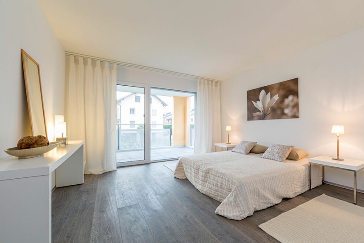 Helles Schlafzimmer mit Balkonzugang