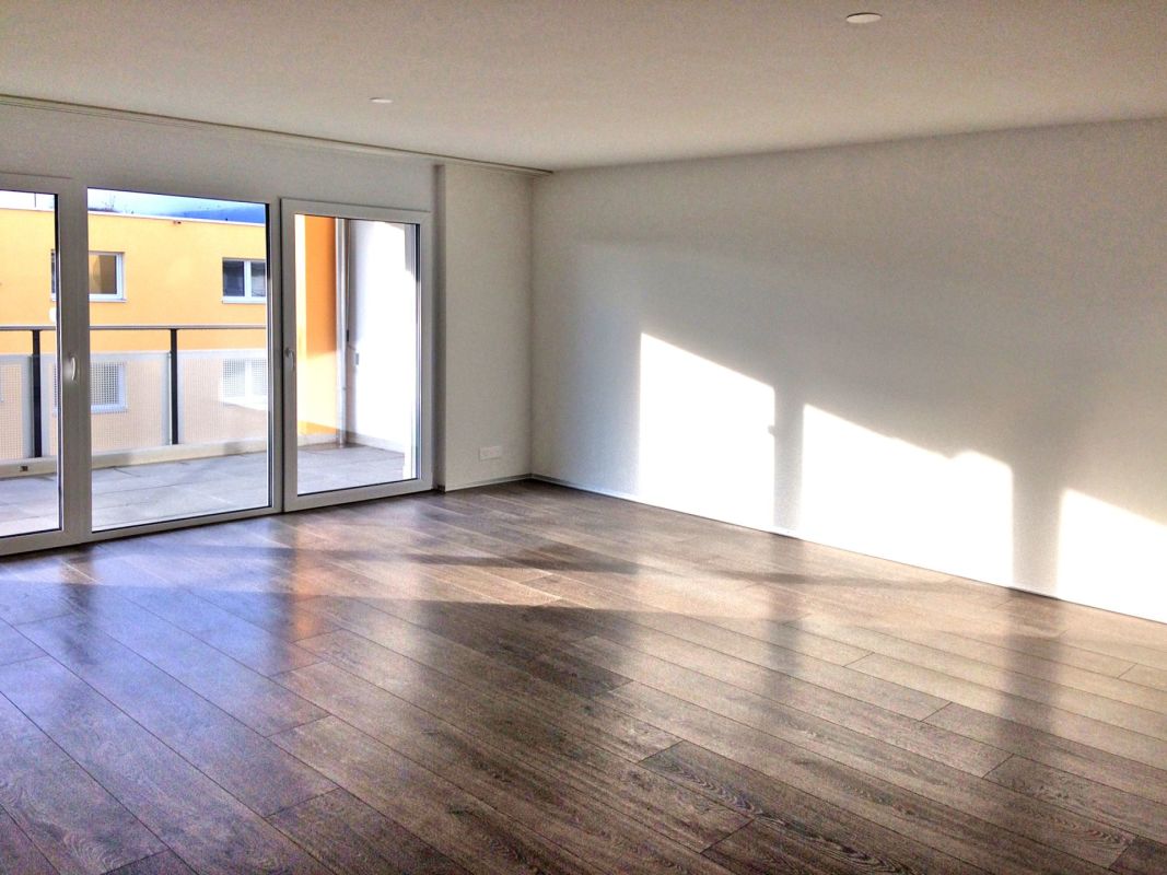 Heller leerer Wohnraum mit großem Balkon