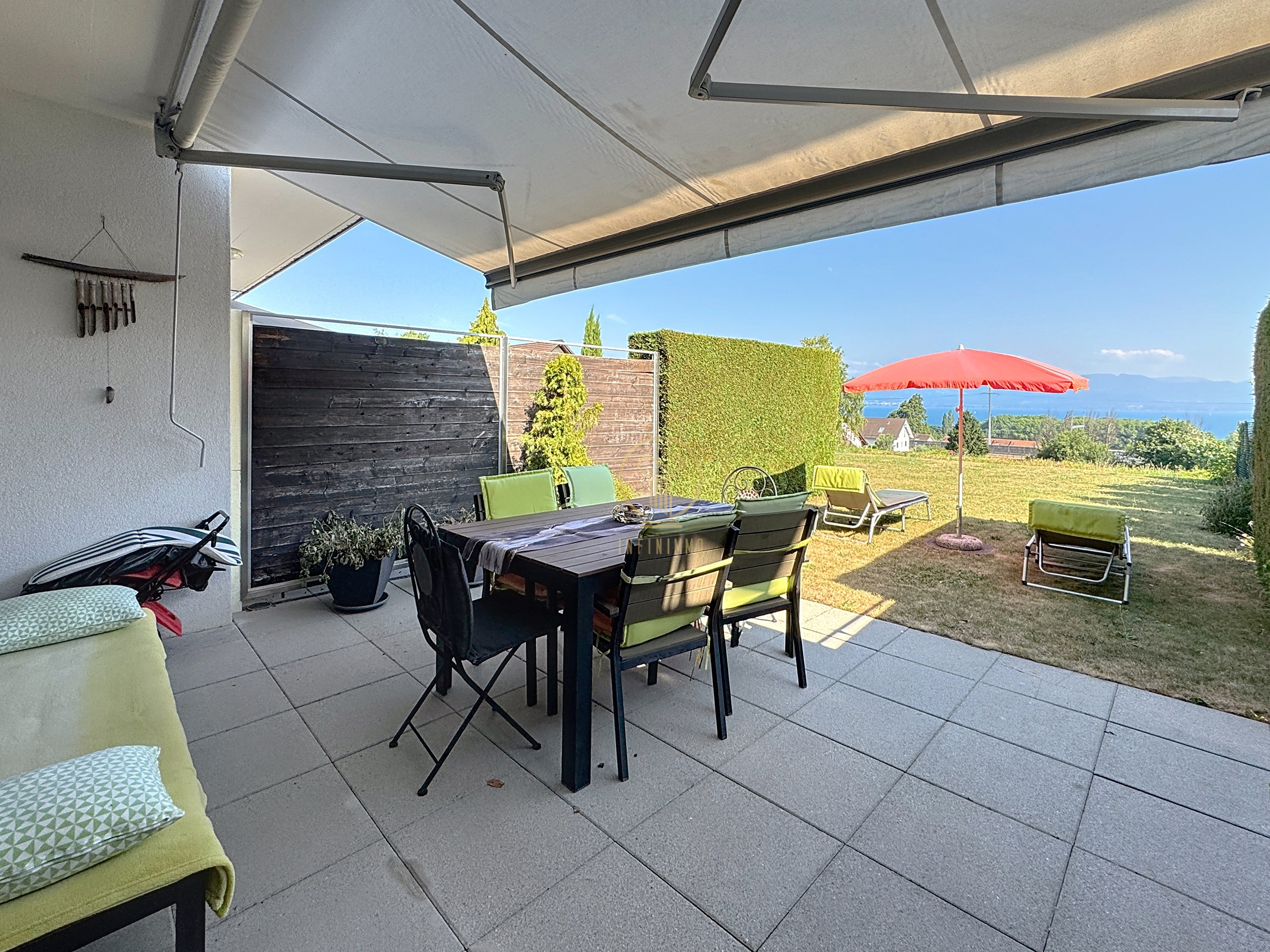 Überdachte Terrasse mit Gartenblick