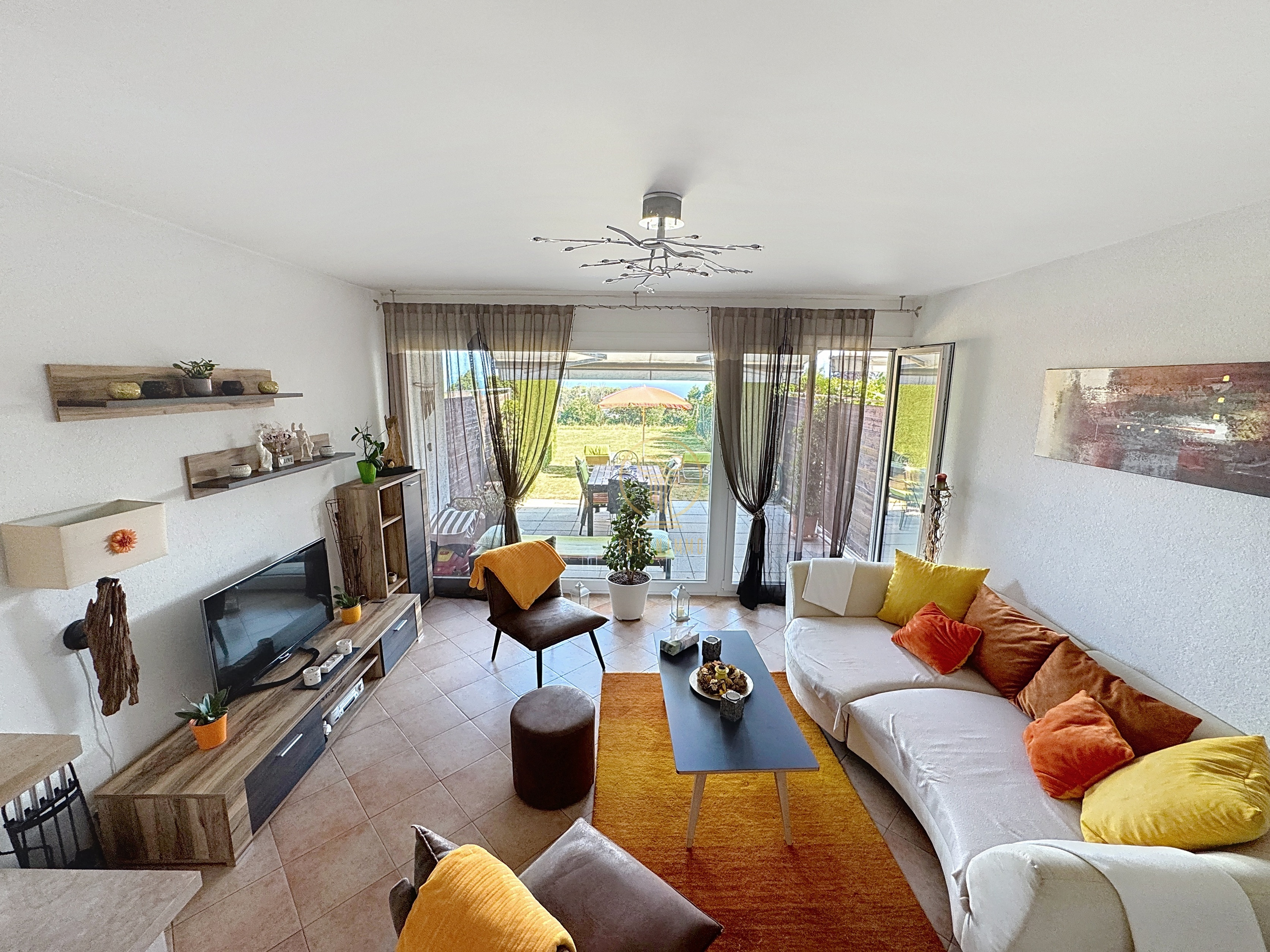 Helles Wohnzimmer mit Terrasse und Gartenblick