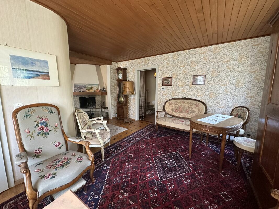 Klassisches Wohnzimmer mit Kamin