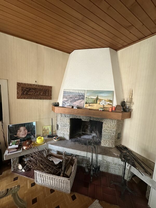 Wohnzimmer mit Kamin