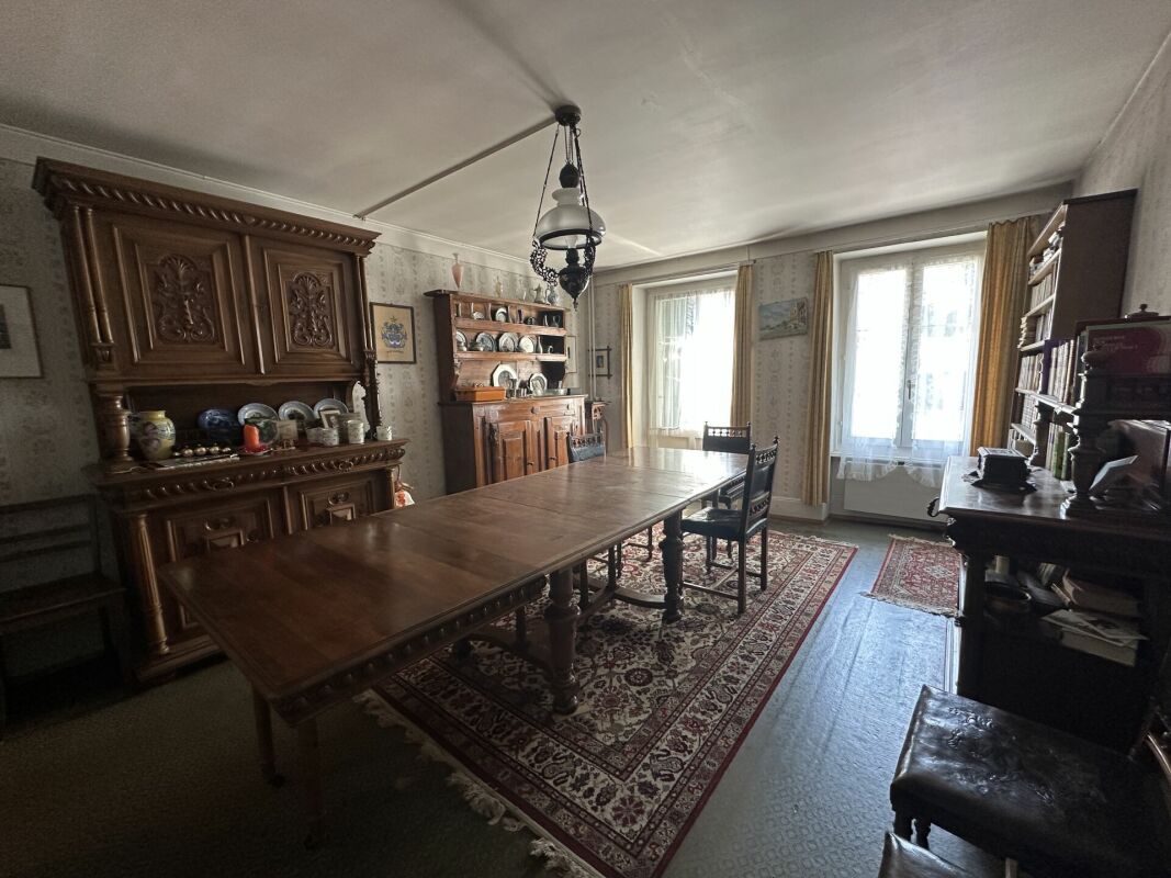 Esszimmer mit antiken Holzmöbeln