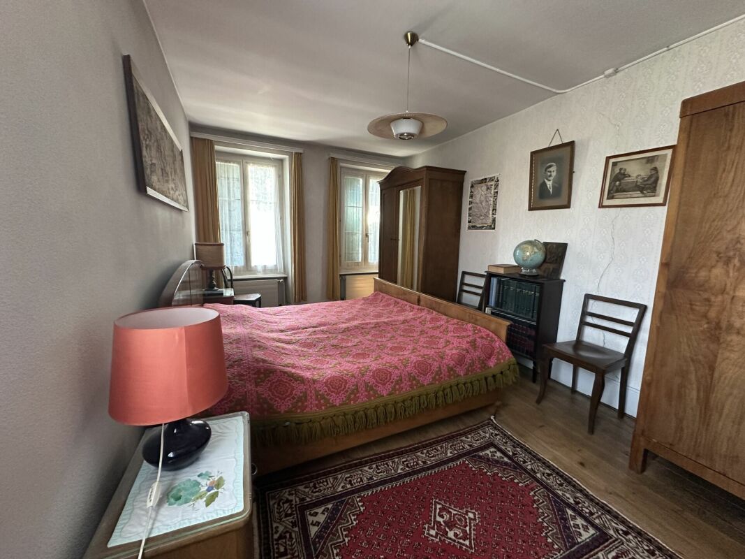 Schlafzimmer mit klassischer Möblierung