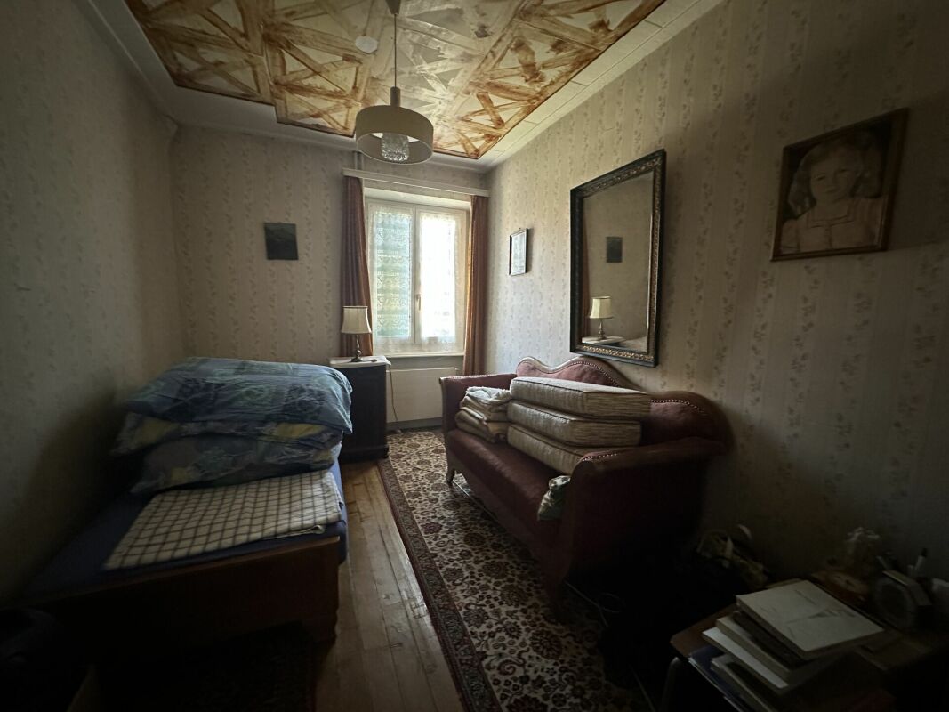 Kleines, möbliertes Schlafzimmer mit Tageslicht
