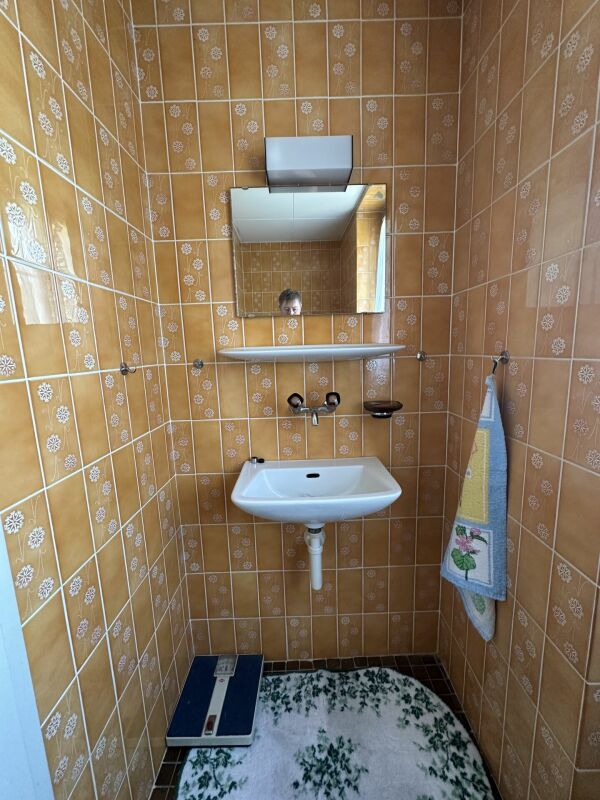 Kleines Gäste-WC mit Waschbecken