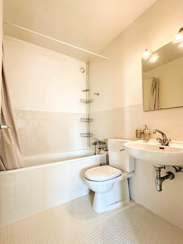Helles Badezimmer mit Badewanne und WC