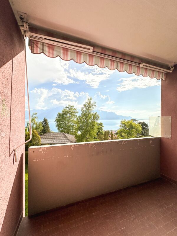 Überdachter Balkon mit Seeblick
