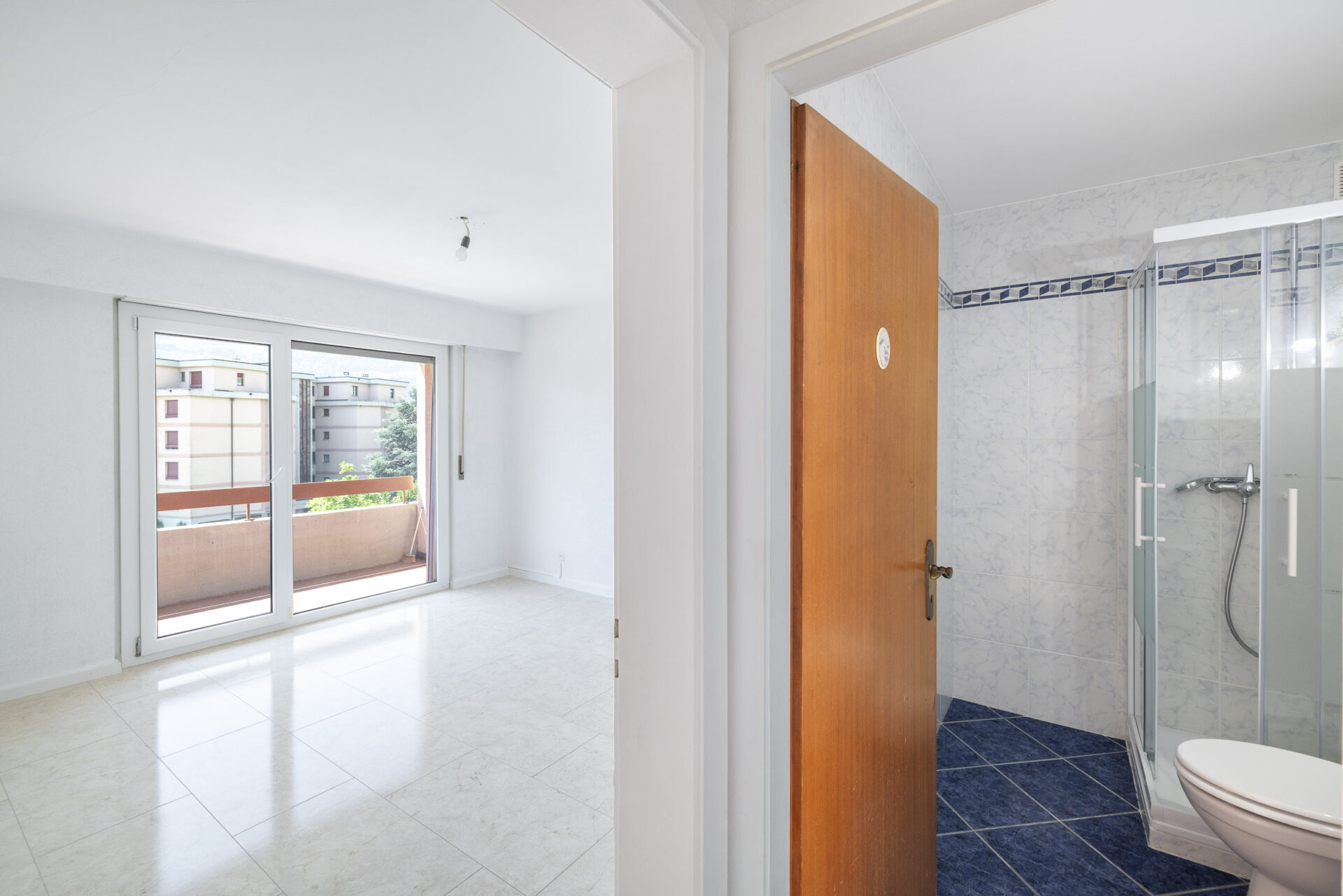 Helle Wohnung mit Balkonblick und Badezimmer