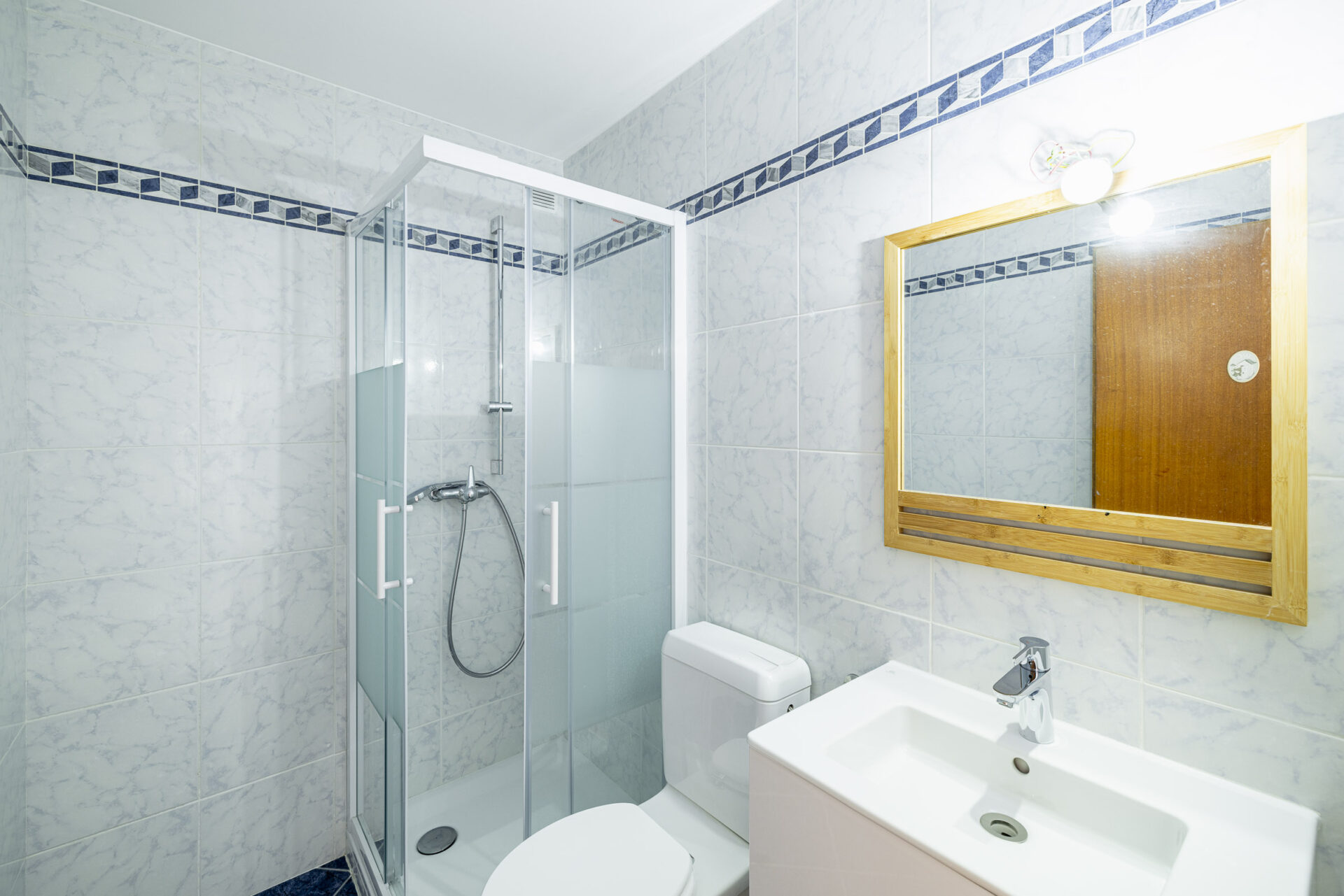 Modernes Badezimmer mit Duschkabine, WC und Waschtisch
