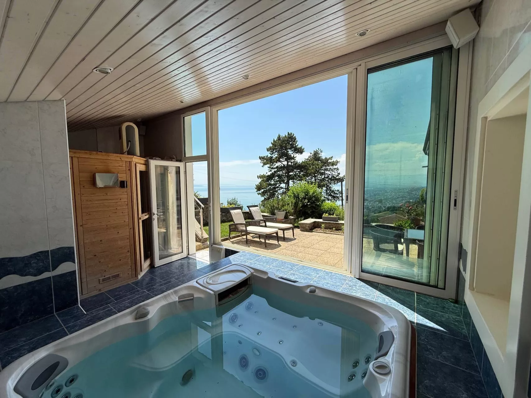 Whirlpoolraum mit Meerblick