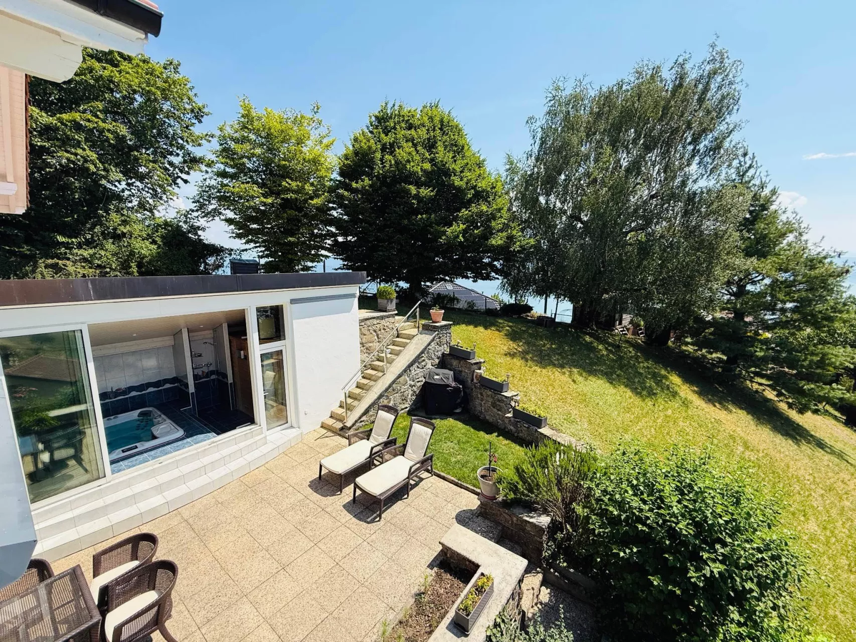 Terrasse mit Garten und Blick ins Grüne