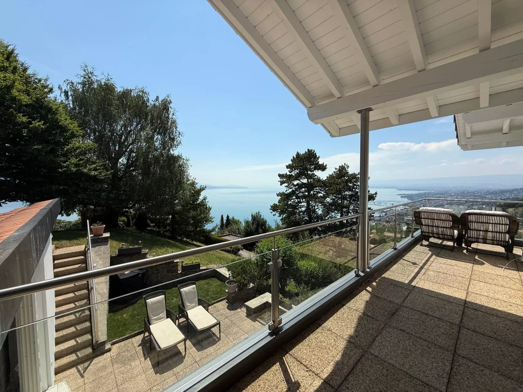 Balkon mit Seeblick und überdachtem Sitzbereich