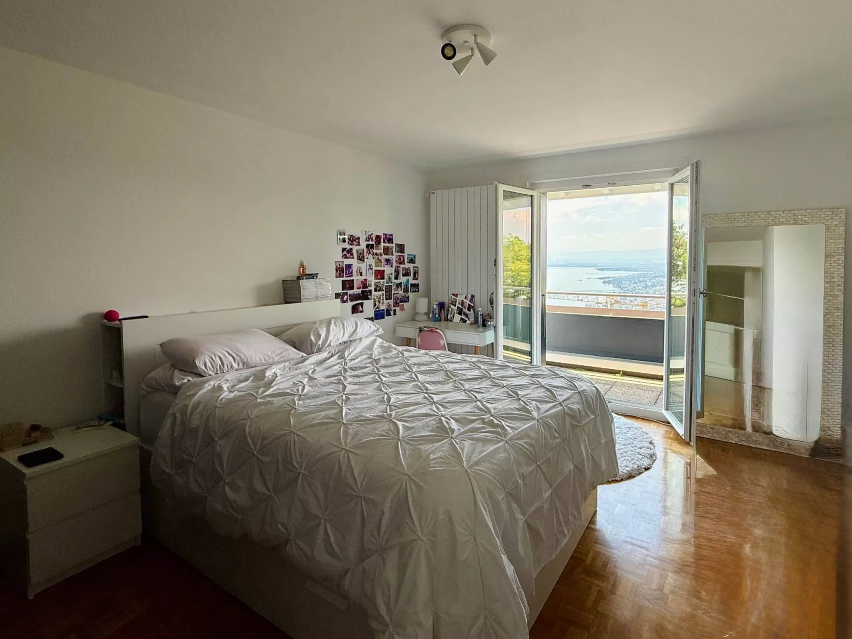 Schlafzimmer mit Balkon und Meerblick