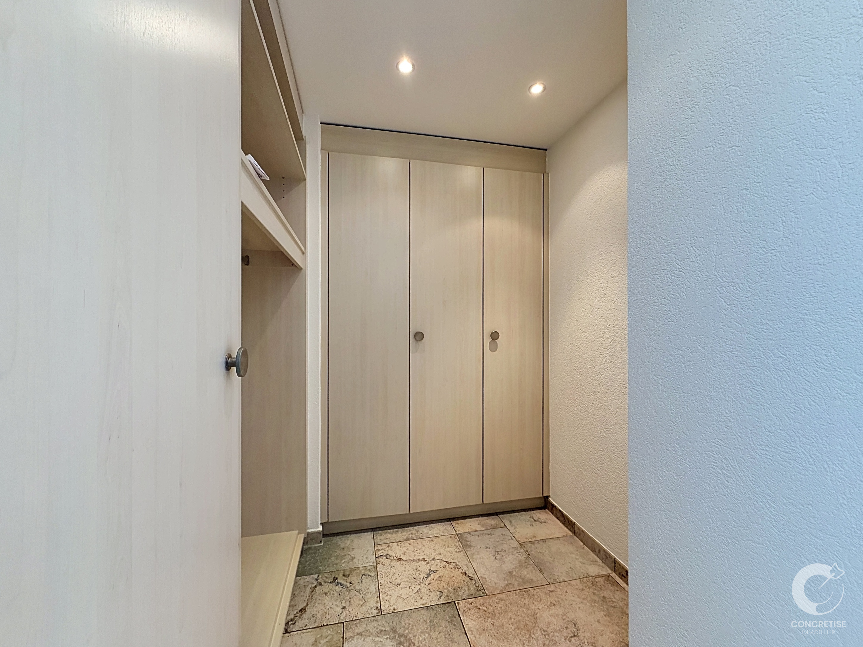 Heller Flur mit Einbauschrank