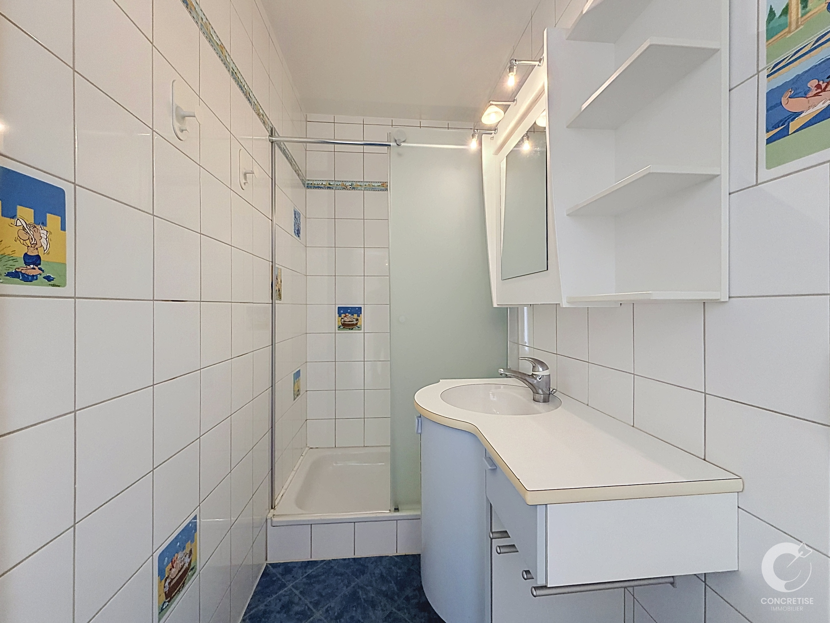 Kleines weiß gefliestes Badezimmer mit Dusche