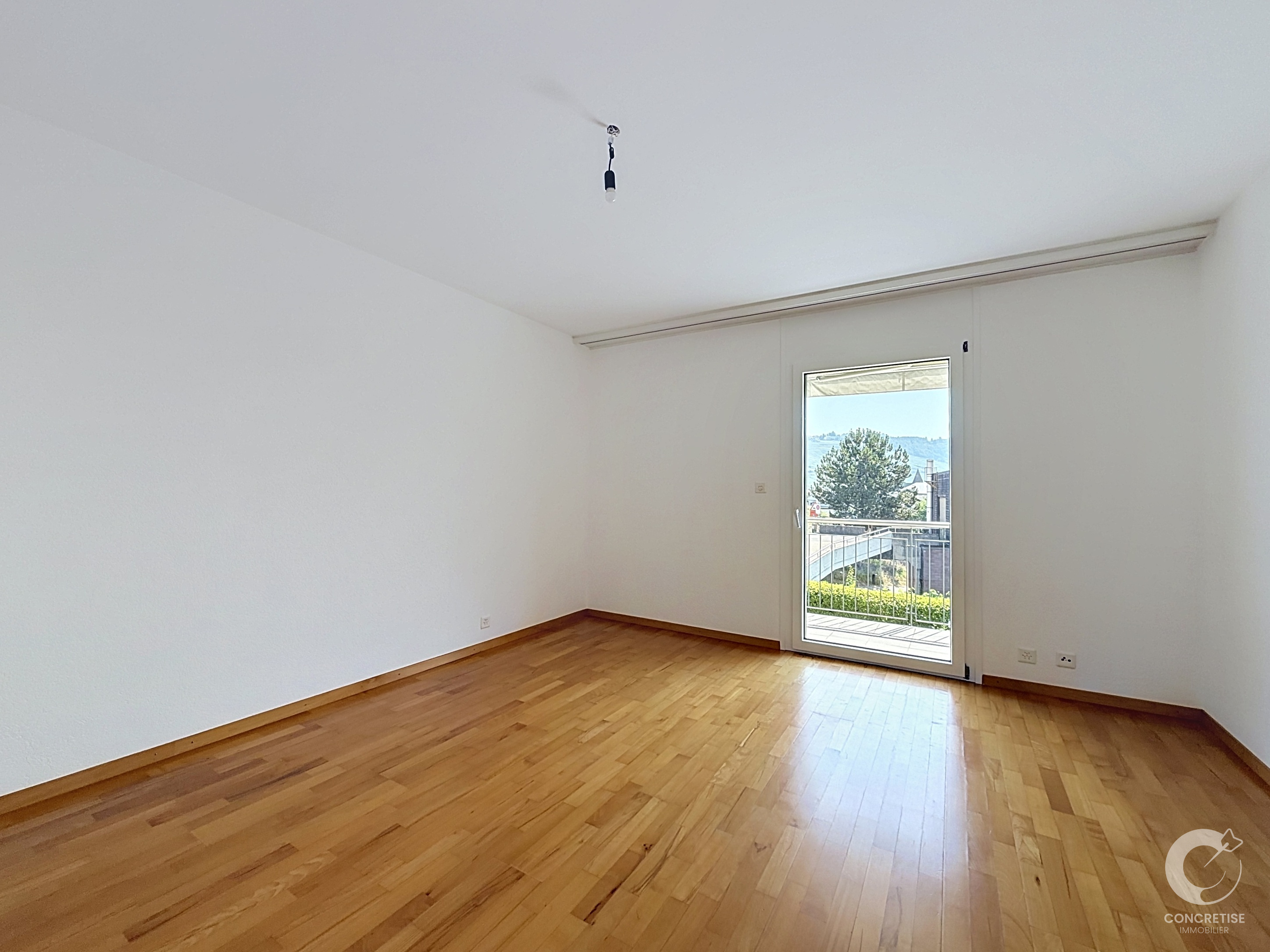 Heller leerer Raum mit Balkonblick