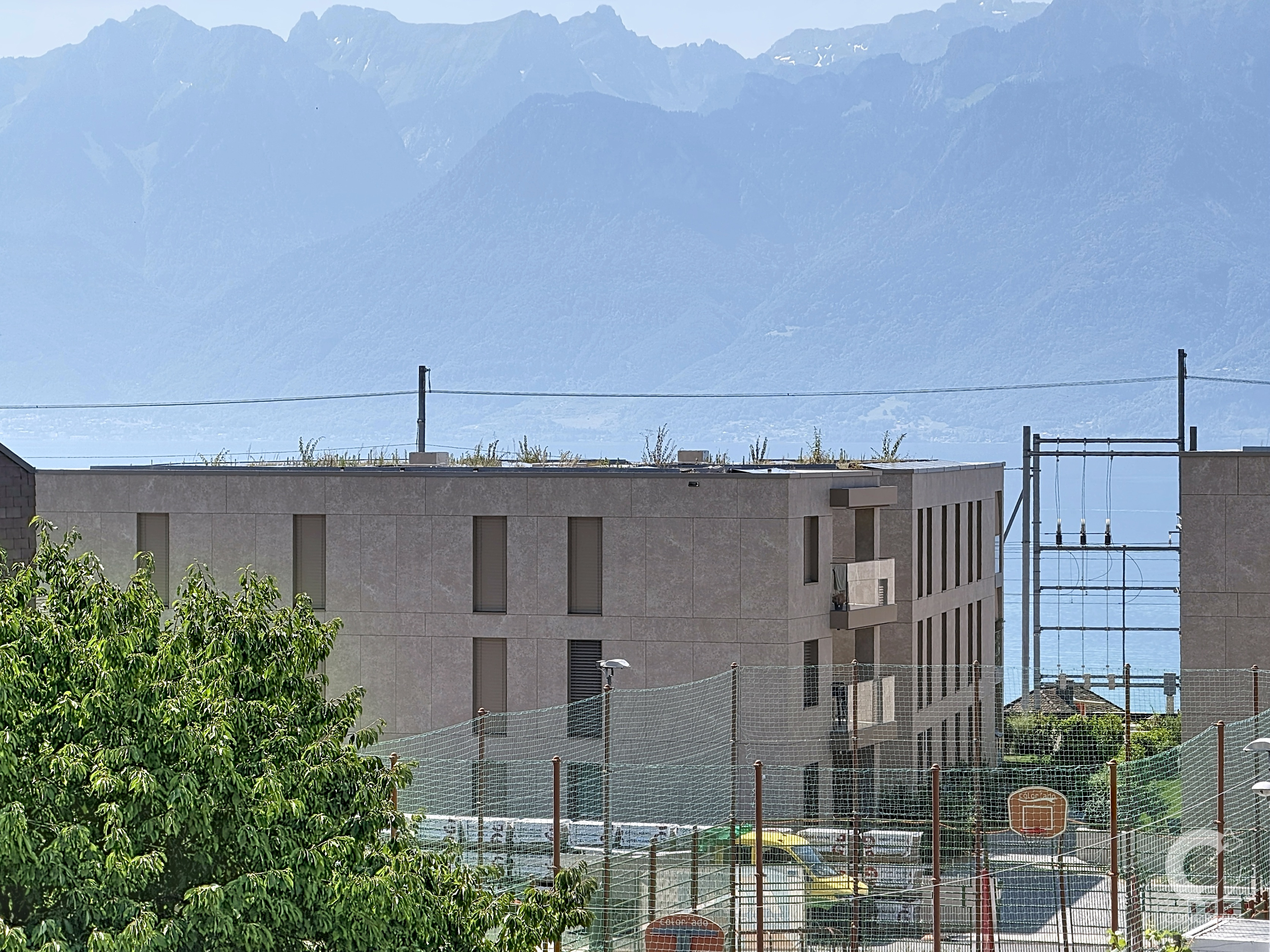 Außenansicht eines modernen Gebäudes mit Berg- und Seeblick