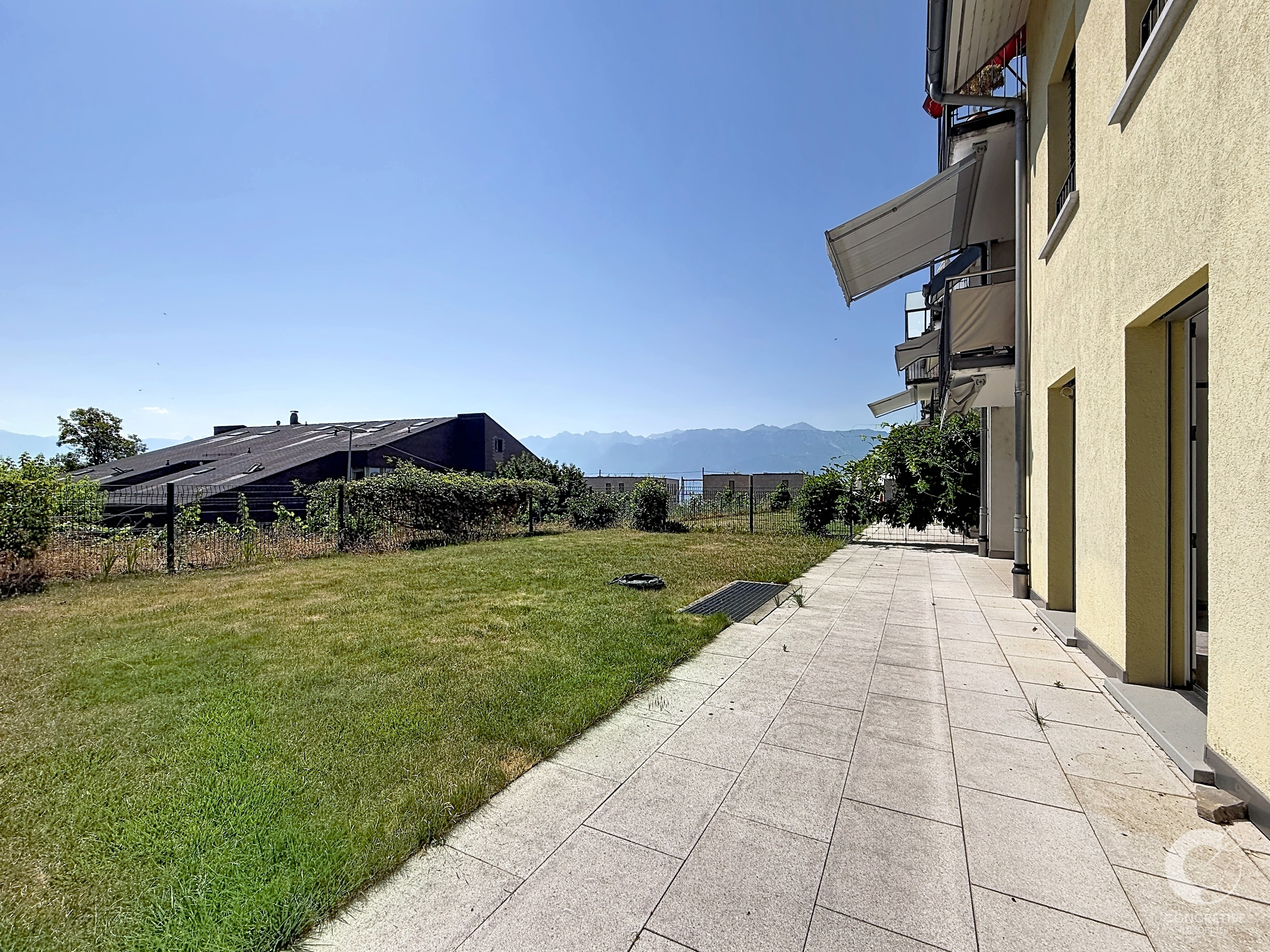 Außenansicht mit Garten und Terrasse