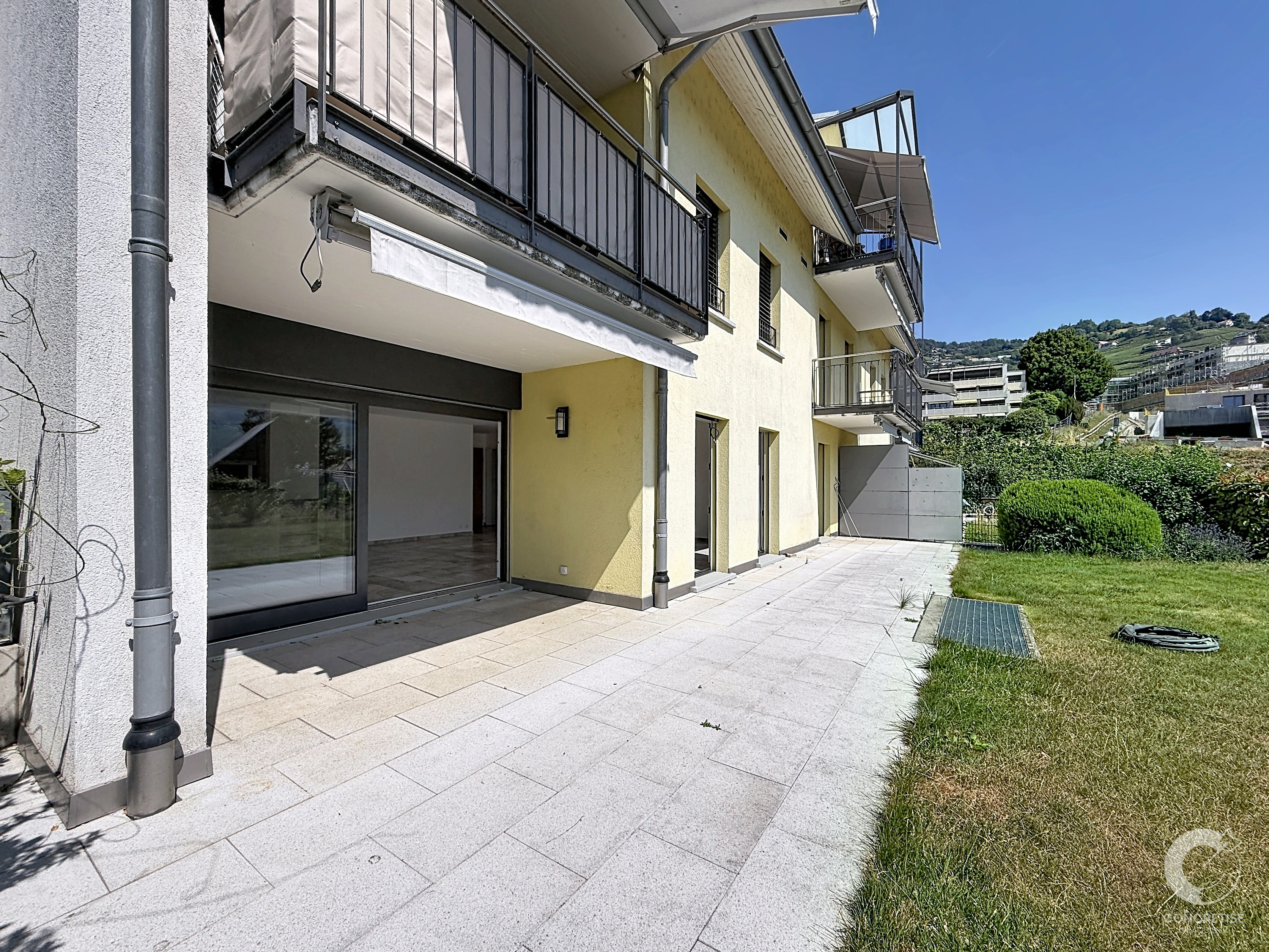 Außenansicht einer Wohnanlage mit Terrasse und Garten