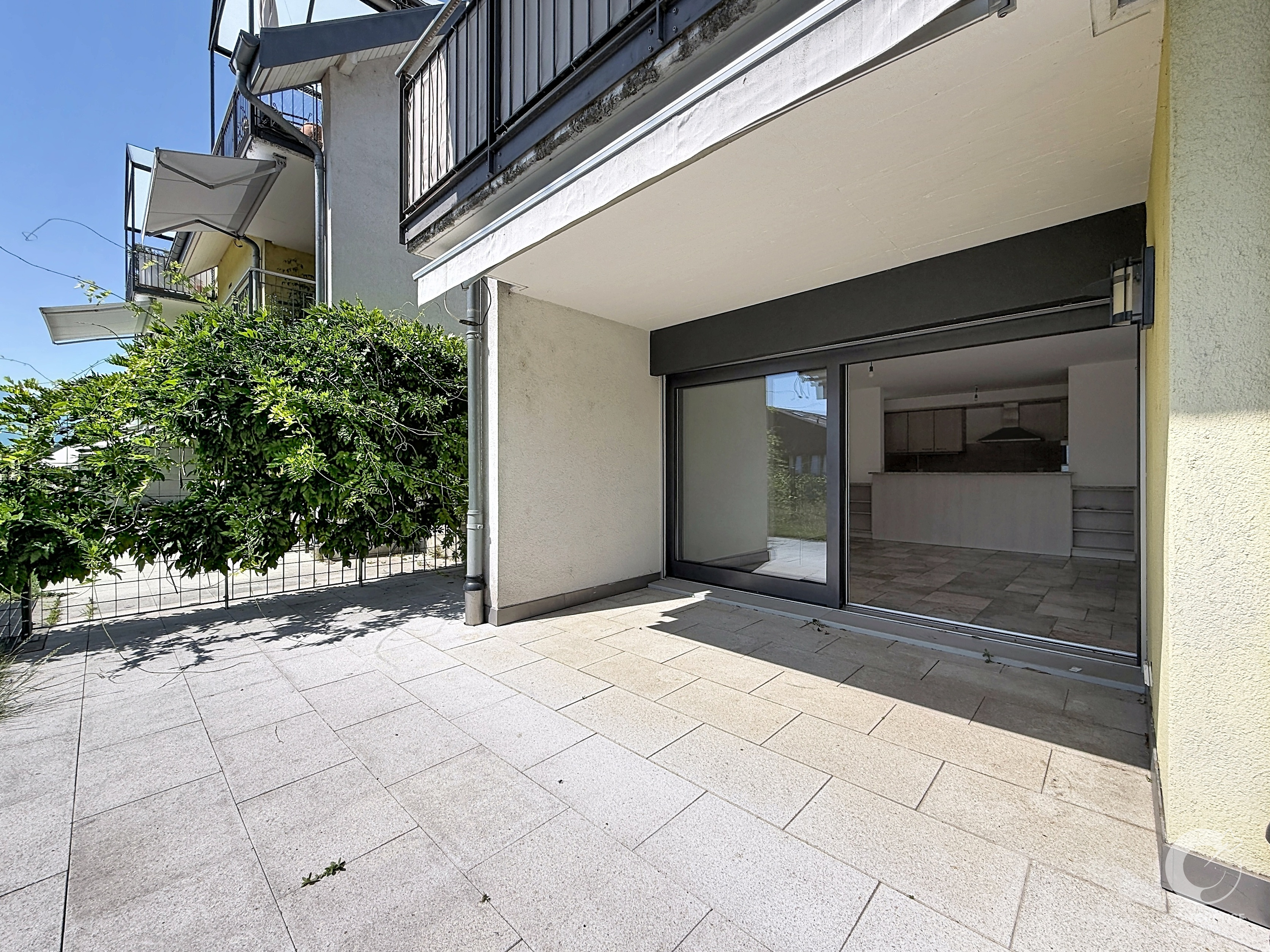 Terrasse mit Blick auf die Wohnanlage