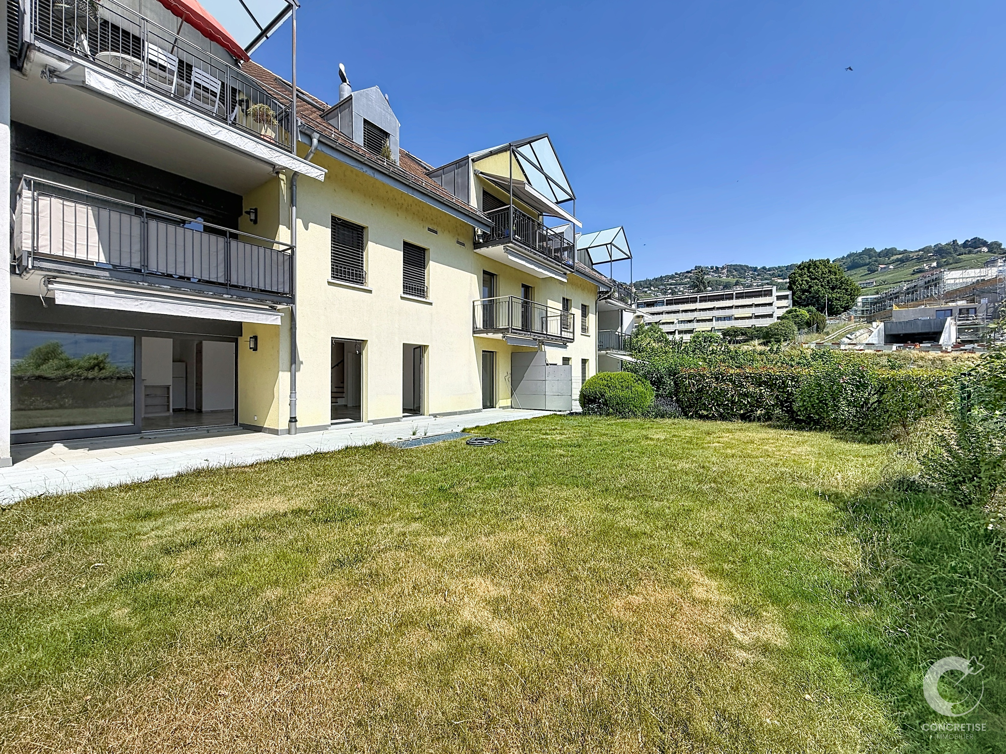 Mehrfamilienhaus mit Garten und Balkonen