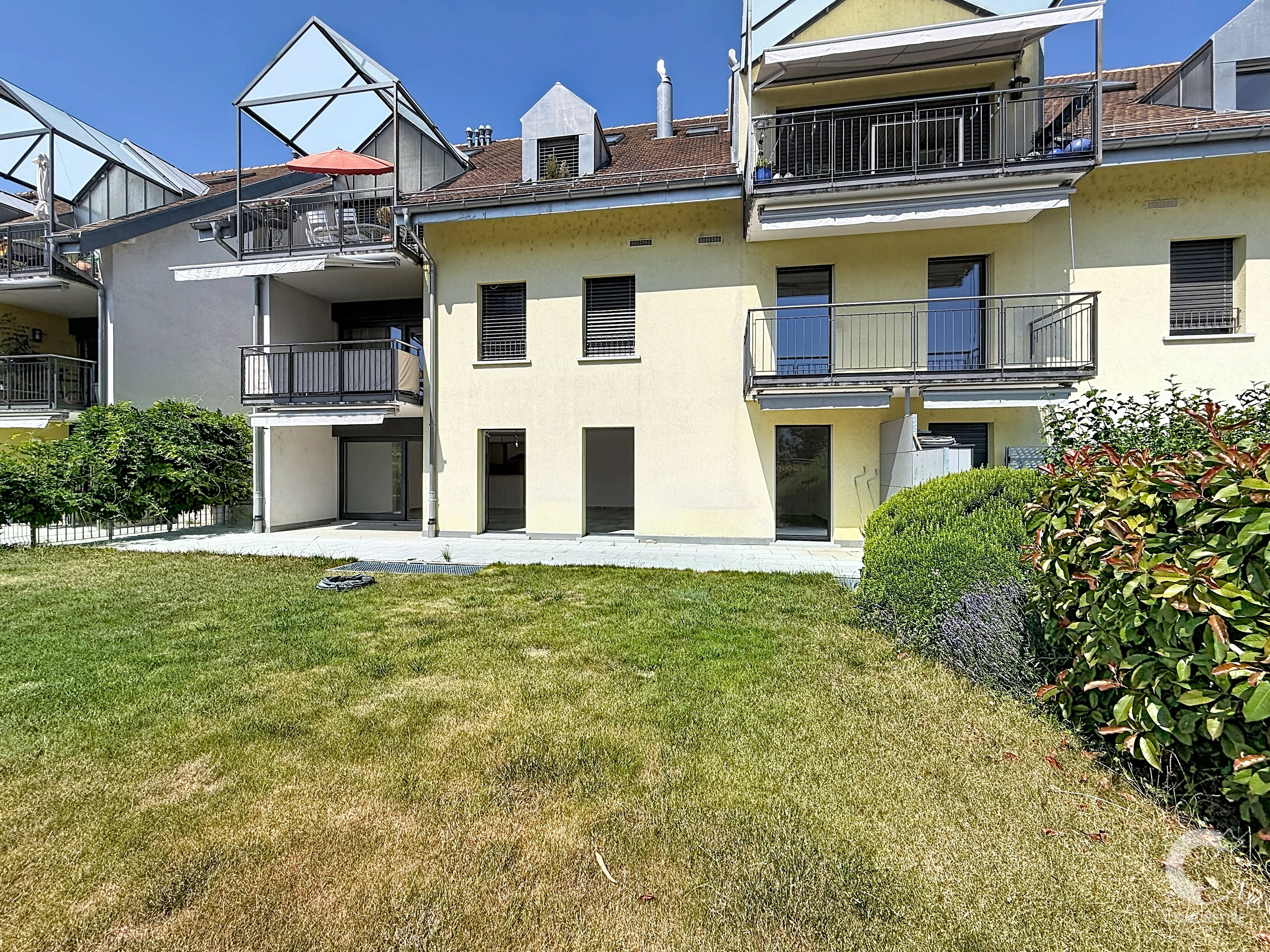 Mehrfamilienhaus mit Gärten und Balkonen