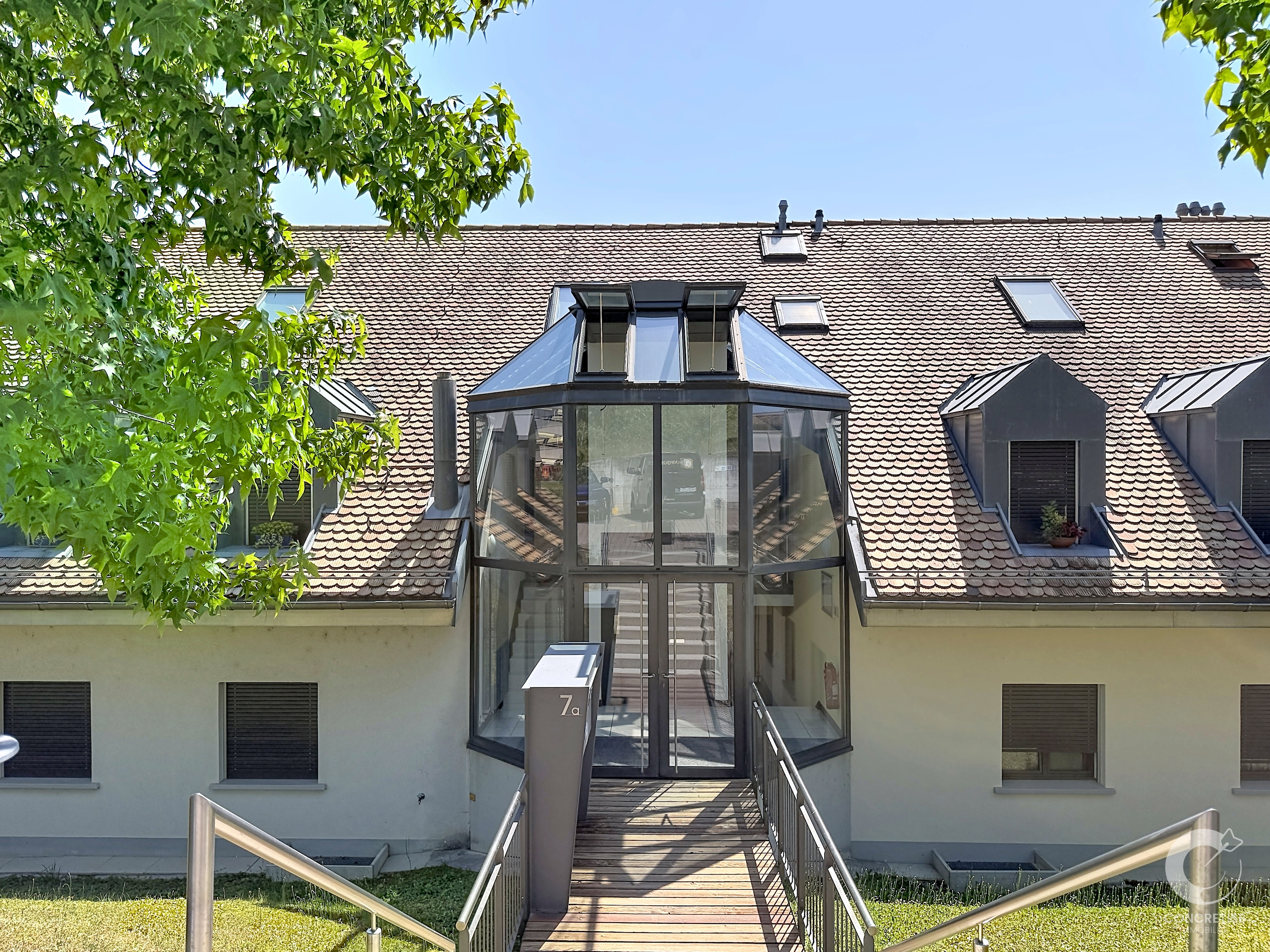 Modernes Wohnhaus mit glasüberdachtem Eingang