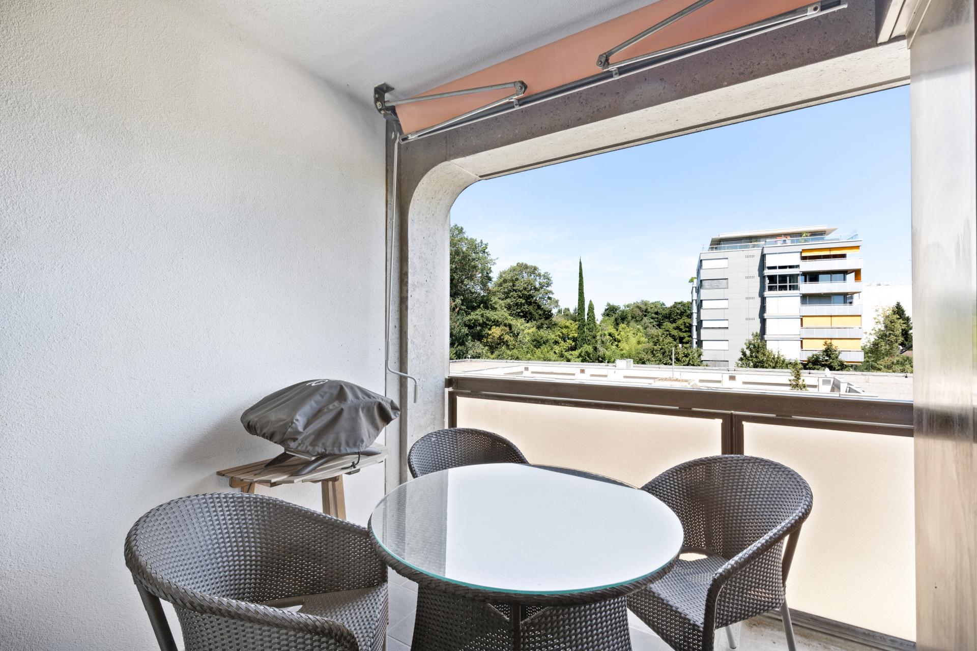 Balkon mit Sitzgruppe und Blick ins Grüne