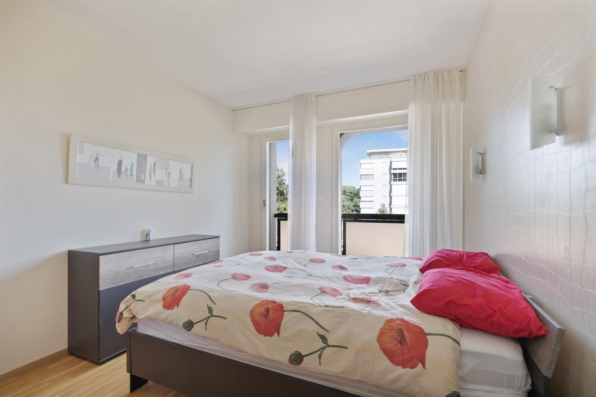 Helles Schlafzimmer mit Balkonblick